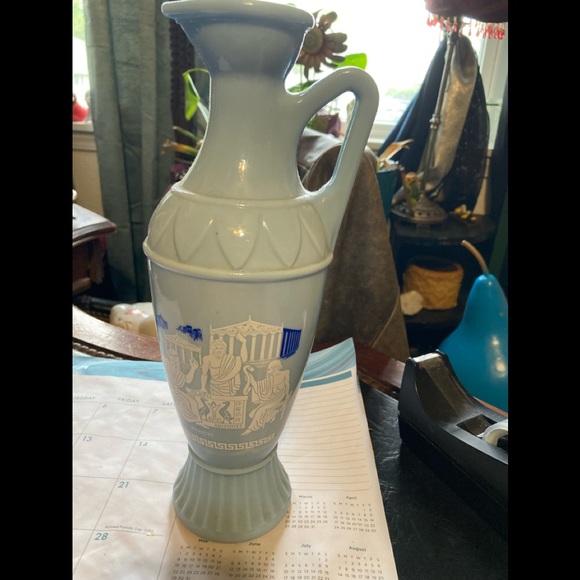 Really cool old vase with the worlds great philosophers printed on it. Unique! - Picture 3 of 7